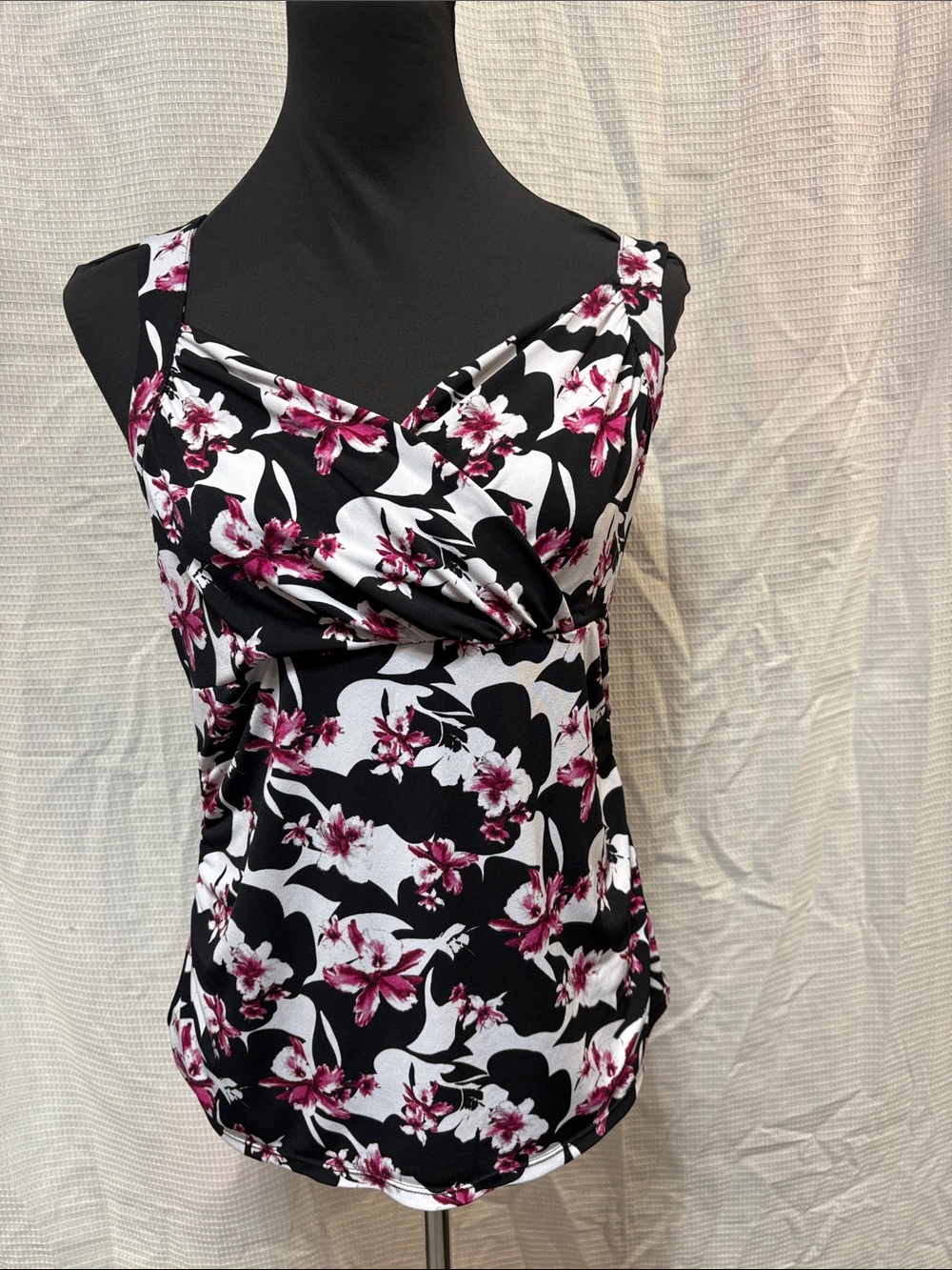 Black & White Floral Twist-Front Women's Tank Top - Pink Blossom